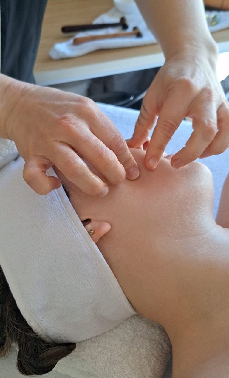 Soin du visage, Kobido, avec des mains appliquant des traitements sur le visage d'une personne.